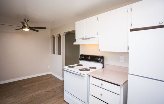 2 beds, 1 bath, 807 sqft, $1,695, Unit E6
