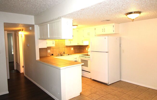 2 beds, 1 bath, 975 sqft, $925, Unit 999