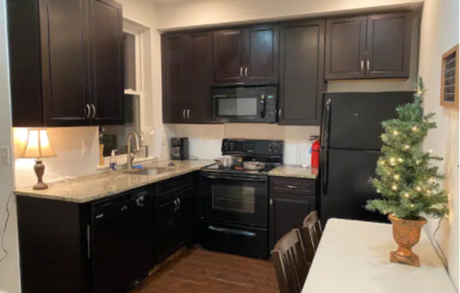 2 beds, 1 bath, $1,600, Unit 1F