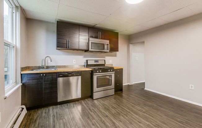 2 beds, 1 bath, $1,200, Unit Apt 2 (Top)