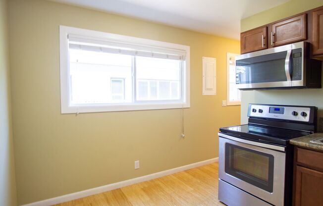 Corner 2-Bedroom in St. Johns w/Parking + 2 WEEKS FREE!!