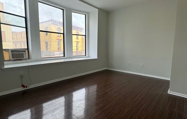 Studio, 1 bath, 400 sqft, $750, Unit 14