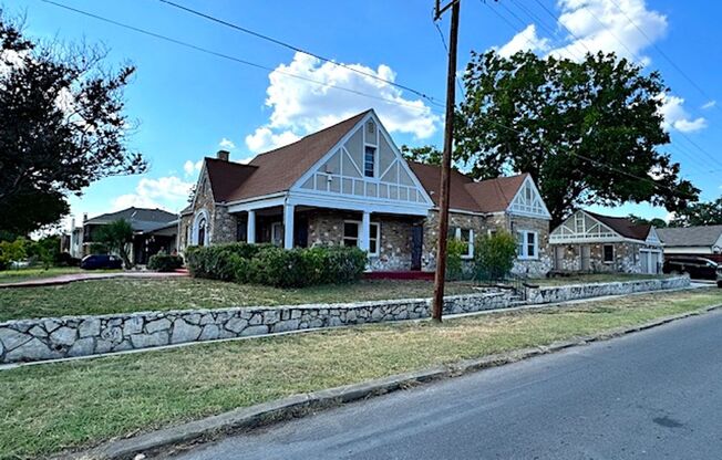 Ready for Move-In Historic 4/3 home in Woodlawn Terrace - Near I-10 and Frericksburg Rd