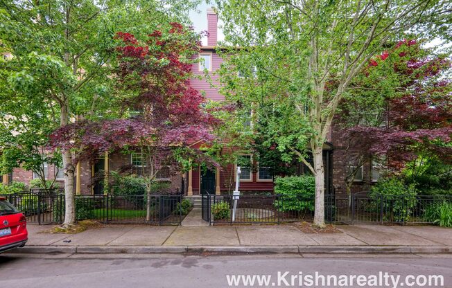Orenco Gardens Townhome: 2BD, 2.5BA, 2-Car Garage | Near Nike & MAX