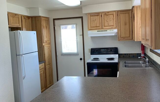 2 beds, 1 bath, 928 sqft, $1,750, Unit 2348 Umatilla