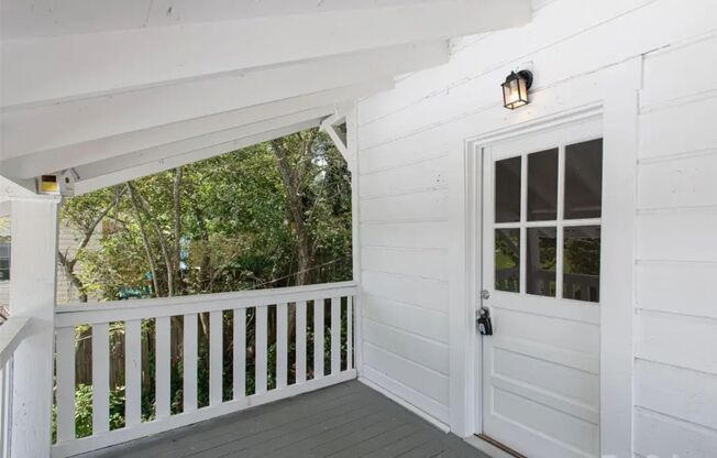 Adorable Oakley Cottage! One bedroom, one bathroom. Pets welcome!