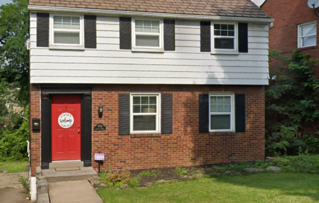3 Bedroom/ 1 Bathroom House for Rent in Brookline!