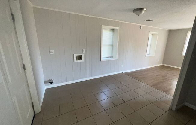 2 beds, 1 bath, $850, Unit #E