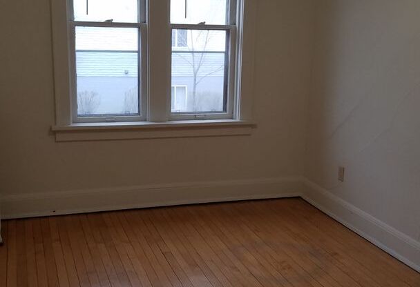 2 beds, 1 bath, 1,100 sqft, $1,275, Unit 17