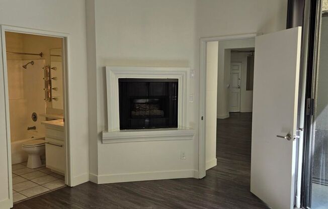 2 beds, 2 baths, 998 sqft, $2,414, Unit 102