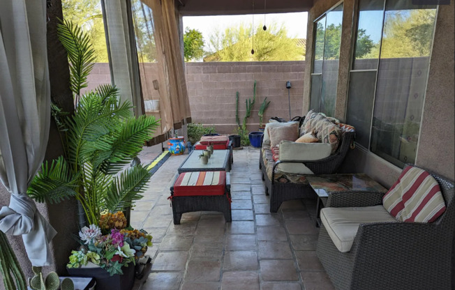 Welcome to Anthem Country Club offering a community golf course, guarded entrance, beautiful desert landscape with walking/biking trails and more!