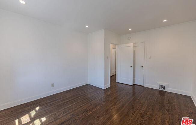 1067 S SYCAMORE AVE