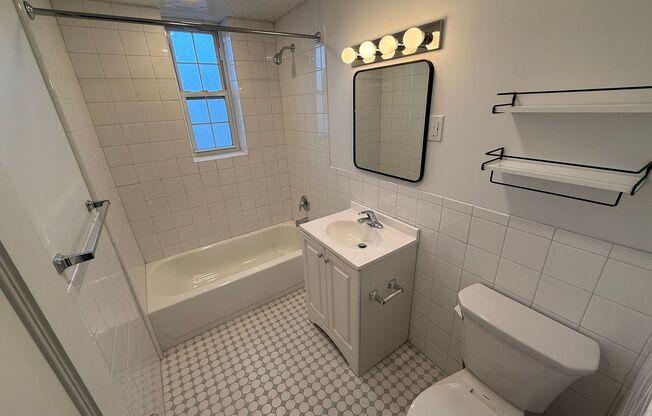 Studio, 1 bath, 413 sqft, $1,425, Unit Royal York 415