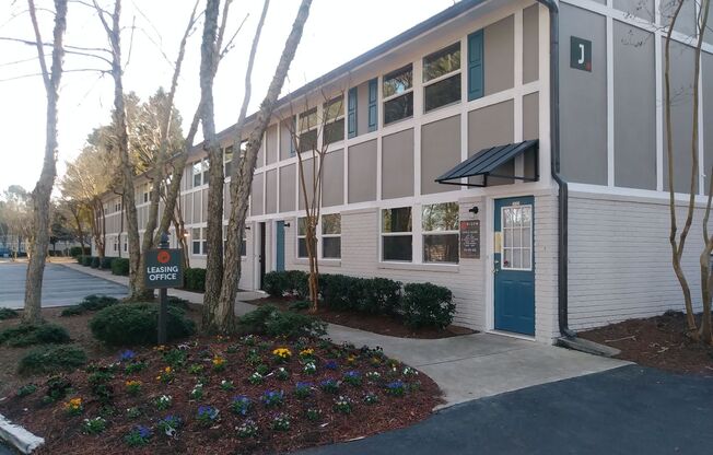 2 beds, 1.5 baths, 950 sqft, $1,249, Unit I05