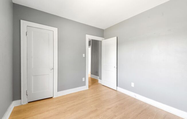 2 beds, 1 bath, 972 sqft, $850, Unit 13617 Glenside Rd - Up