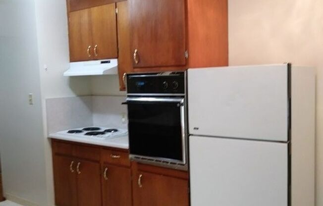 Spacious 2 Bedroom, apartment, with Hardwood Floors, in quiet area below Sacramento St.