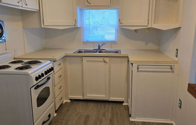 2 beds, 1 bath, $950, Unit Lot 4