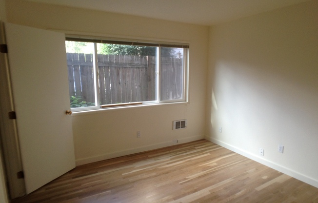 2 beds, 1 bath, 900 sqft, $1,795, Unit 4