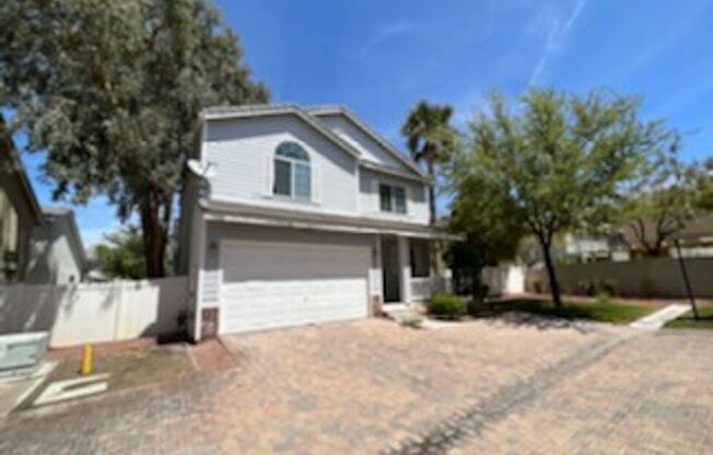 4 Bedroom Located in Lamplight!