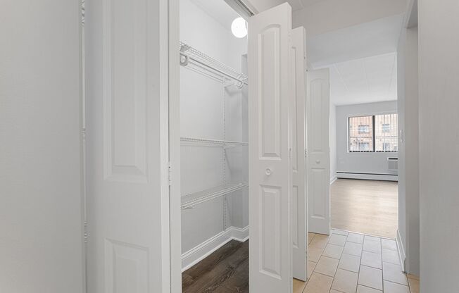 Studio, 1 bath, 359 sqft, $1,340, Unit 2E