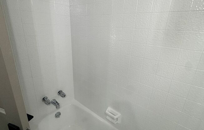 2 beds, 1 bath, 950 sqft, $1,295, Unit B5