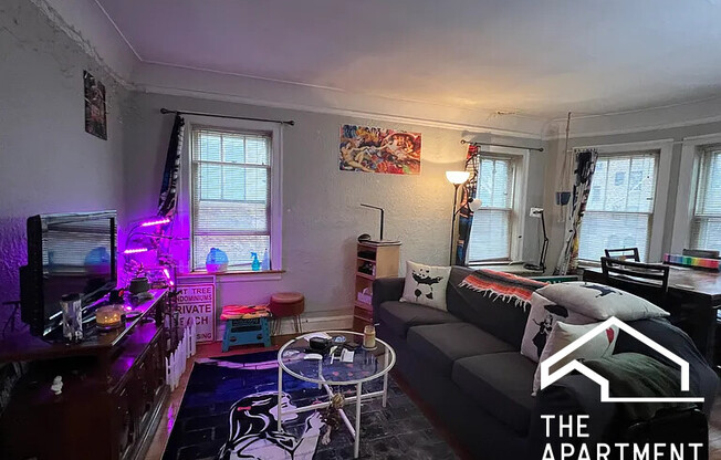 2421 W LUNT