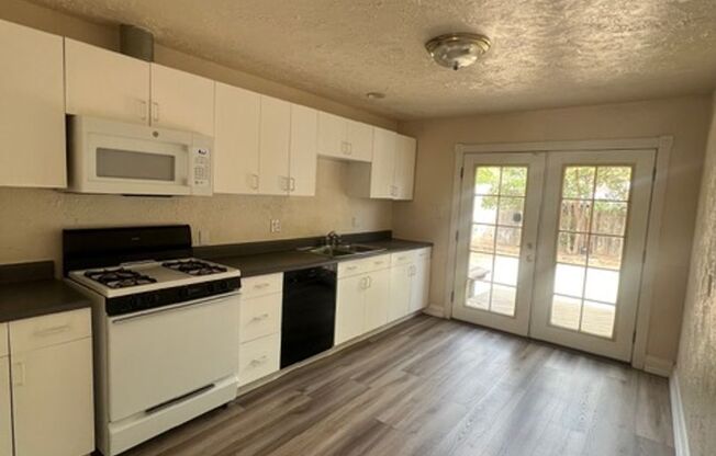 Beautiful 2 Bed and 1 Bath Home with 1 Car Garage Rent $1,995.00