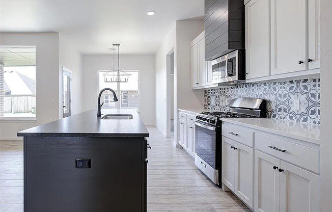 Stunning Brand-New 4-Bedroom Home in Mustang, OK