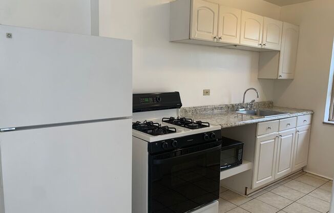 3 beds, 1 bath, $2,195, Unit 206D