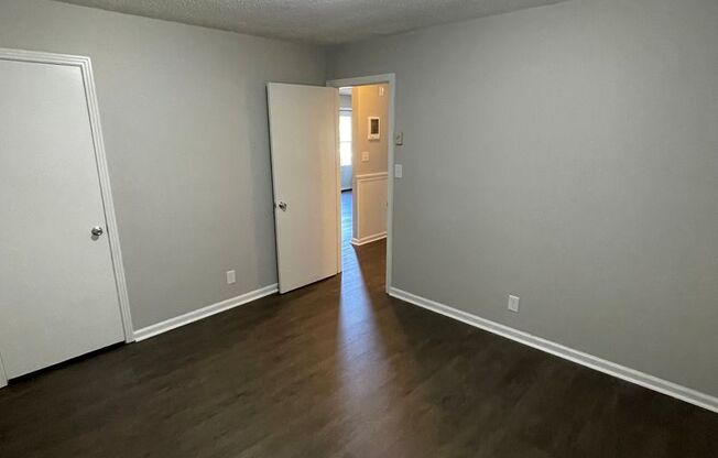 2 beds, 1 bath, 700 sqft, $795, Unit B