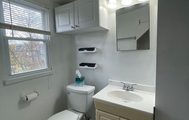 2 beds, 1 bath, $1,045, Unit Apt 3