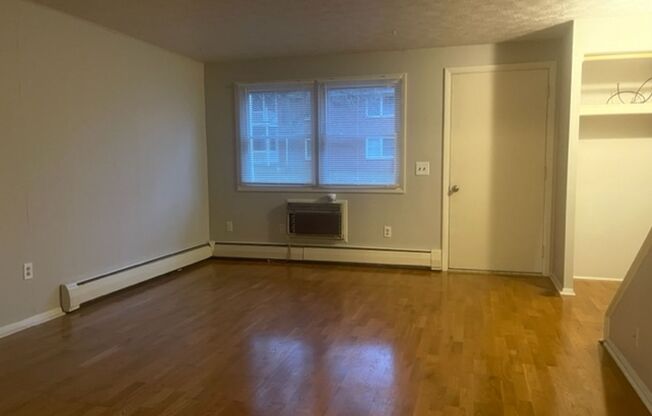 2 beds, 1 bath, $1,175, Unit D-8