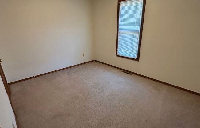 3 beds, 1 bath, $950