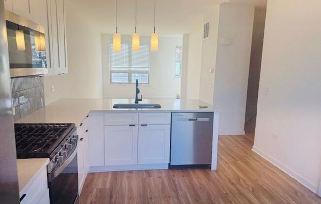 2 beds, 1.5 baths, 1,730 sqft, $2,595, Unit 4832 157th Street