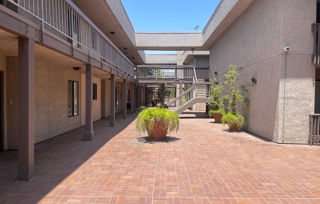 SHERMAN OAKS!!!: FANTASTIC 2 BEDROOM + 1 1/2 BATHROOM CONDO!