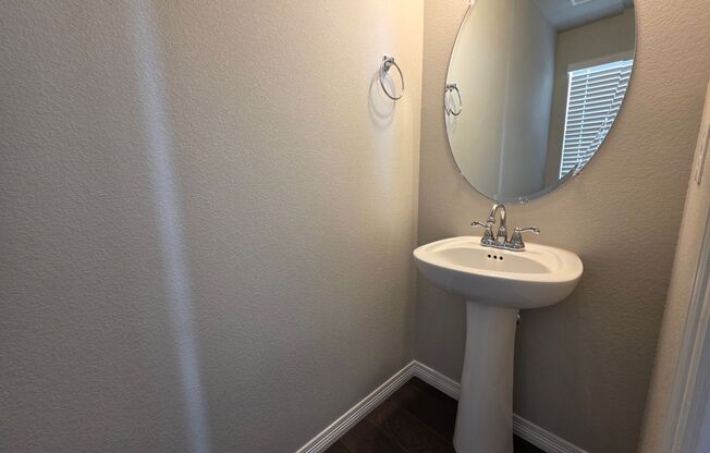 3 Bed 3 bath house in Lorson Ranch!