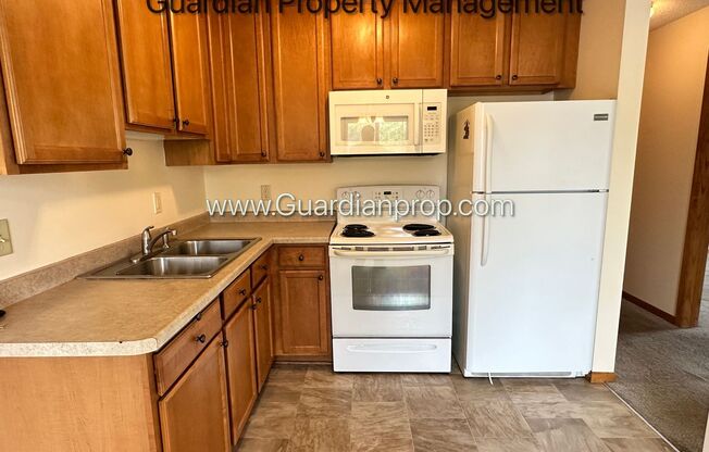 Longfellow Top Floor Apartment, Blocks From Light Rail, Free Fiber Internet, 1 Parking Space, Video Walk Through, One Month Free