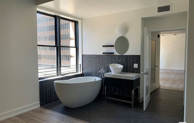 1 bed, 1.5 baths, 902 sqft, $3,075, Unit 614