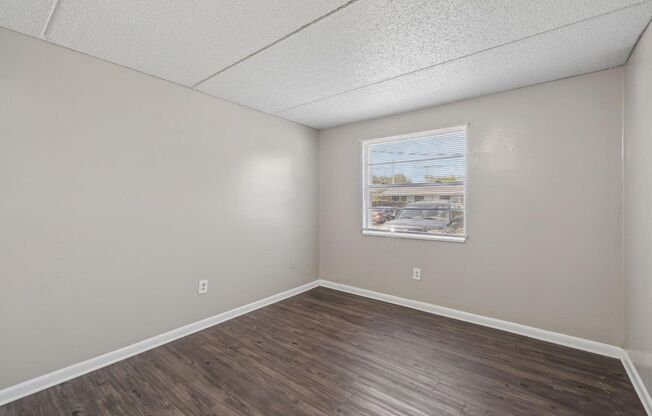 2 beds, 1 bath, $1,000, Unit 48