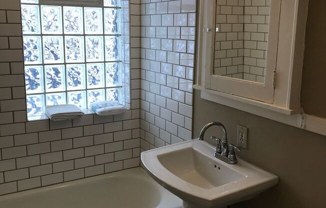 Studio, 1 bath, 445 sqft, $954, Unit 208