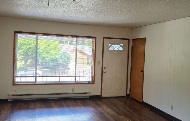 2 beds, 1 bath, $1,295, Unit 09