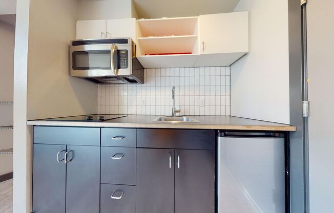 Studio, 1 bath, 295 sqft, $1,146, Unit 304