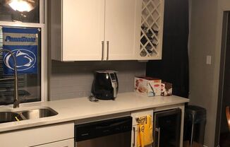 1 bed, 1 bath, 700 sqft, $1,300, Unit Rear