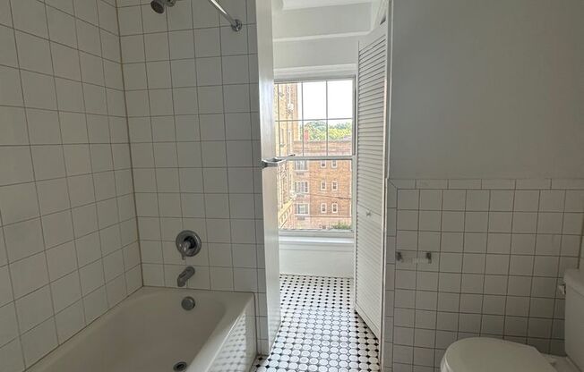 Studio, 1 bath, 295 sqft, $835, Unit Old King Edward 351