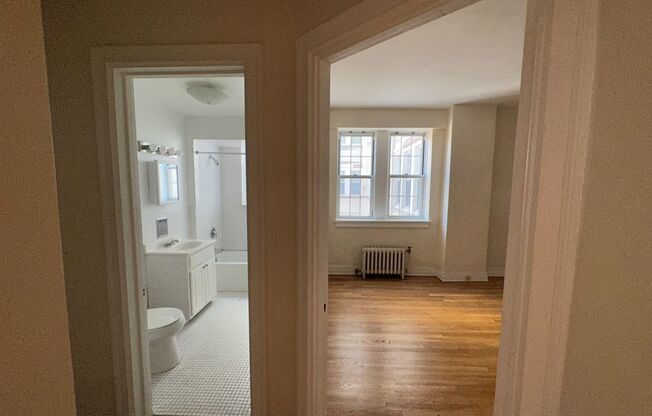 1 bed, 1 bath, 962 sqft, $1,560, Unit New King Edward  503