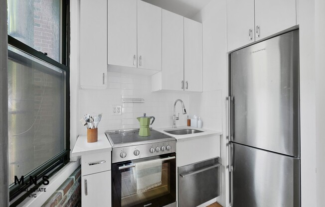 2 beds, 1 bath, $4,700, Unit 12