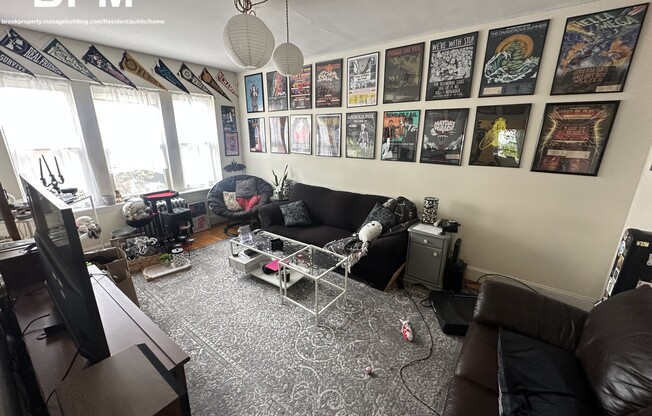 2 beds, 1 bath, $3,000, Unit 10