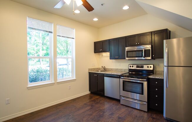 Sellwood 1Bdr Townhouse w/ W/D, DW, & Balcony!