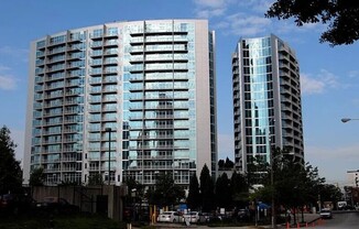 950 W Peachtree St