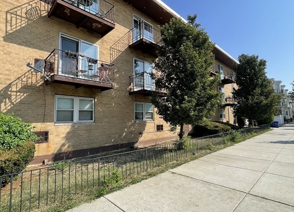 Studio, 1 bath, 375 sqft, $1,950, Unit 106